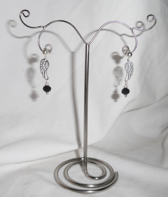 Boucles d'oreilles en perle de cristal noir avec aile sur clous en argent 925