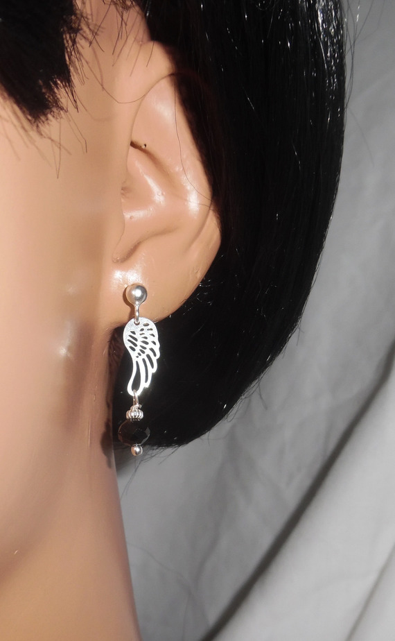 Boucles d'oreilles en perle de cristal noir avec aile sur clous en argent 925