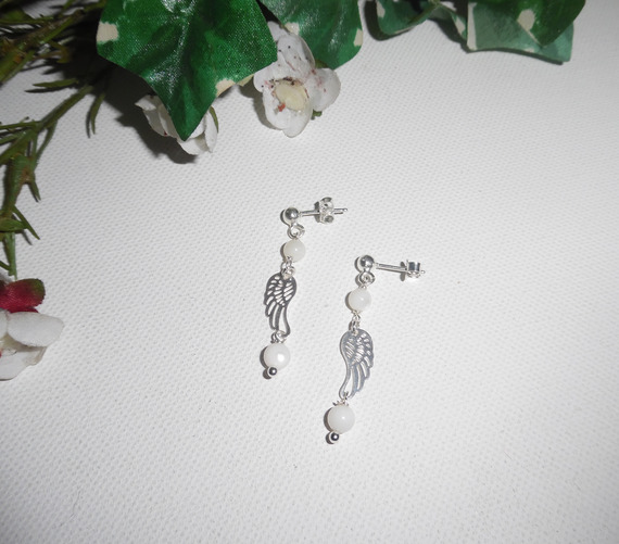 Boucles d'oreilles en perle de nacre avec aile sur clous en argent 925