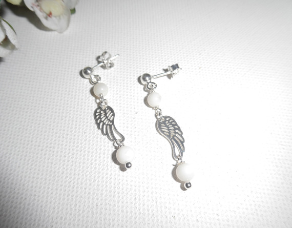 Boucles d'oreilles en perle de nacre avec aile sur clous en argent 925