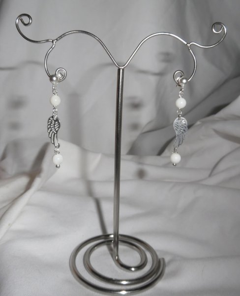 Boucles d'oreilles en perle de nacre avec aile sur clous en argent 925