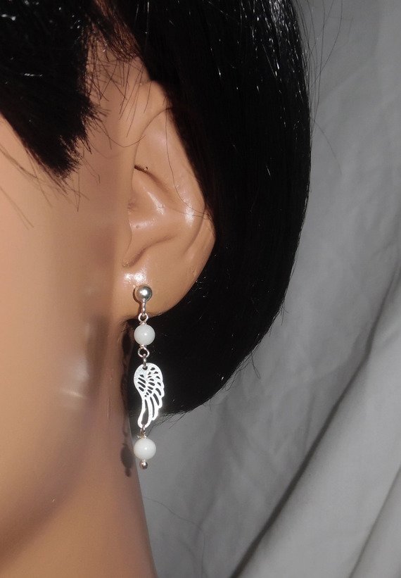 Boucles d'oreilles en perle de nacre avec aile sur clous en argent 925