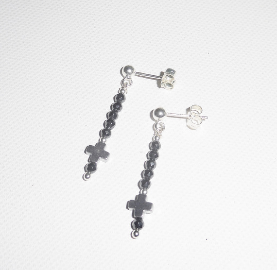 Boucles d'oreilles en pierres d'hématite avec petite croix sur clous en argent 925