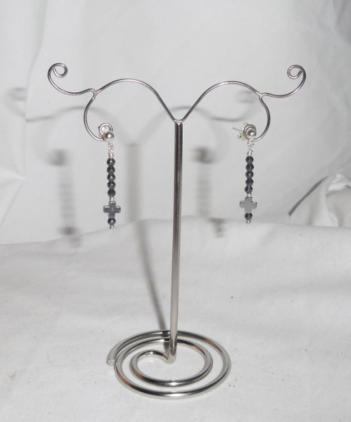 Boucles d'oreilles en pierres d'hématite avec petite croix sur clous en argent 925