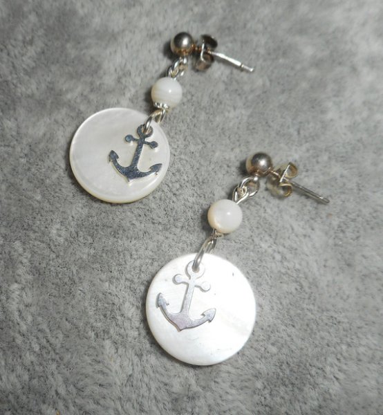 Boucles d'oreilles encre marine et nacre sur dormeuses en argent 925