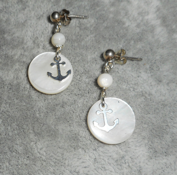 Boucles d'oreilles encre marine et nacre sur dormeuses en argent 925