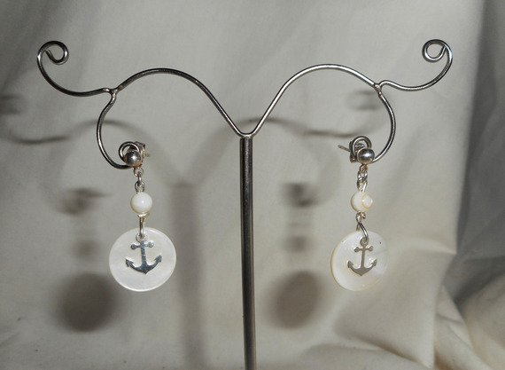 Boucles d'oreilles encre marine et nacre sur dormeuses en argent 925