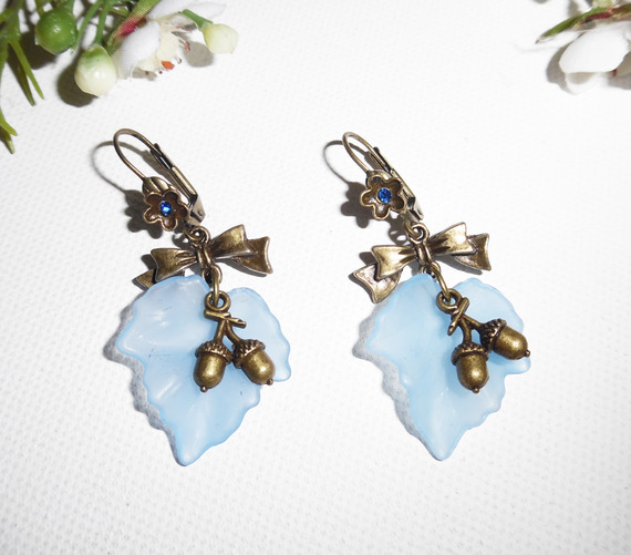 Boucles d'oreilles feuilles bleues avec petits  noeuds et petites noisettes