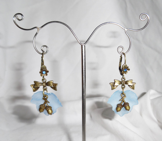 Boucles d'oreilles feuilles bleues avec petits  noeuds et petites noisettes