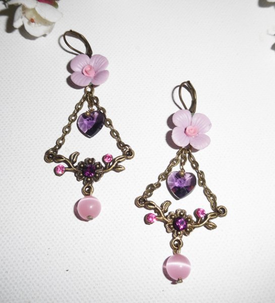 Boucles d'oreilles fleurs mauves avec pampilles coeurs et perles roses