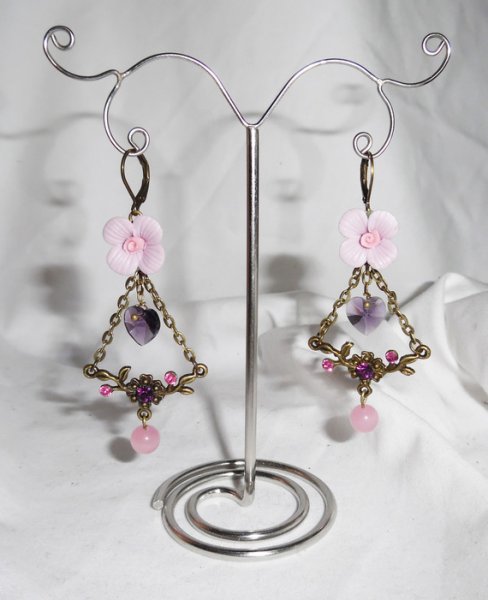 Boucles d'oreilles fleurs mauves avec pampilles coeurs et perles roses