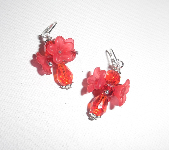 Boucles d'oreilles fleurettes rouge avec perles en cristal