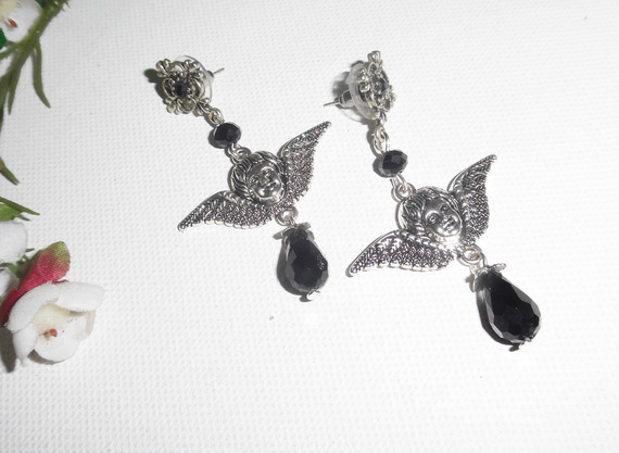 Boucles d'oreilles motif ange avec perles en cristal noir