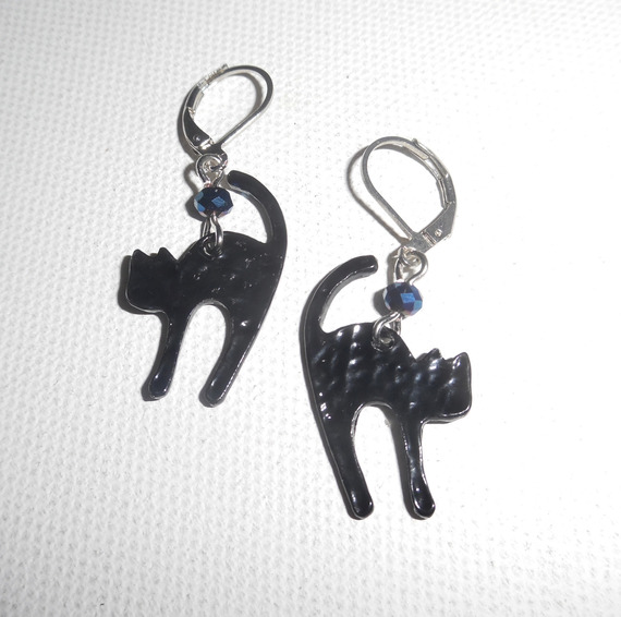 Boucles d'oreilles motif chat en métal noir  avec perle en cristal bleu