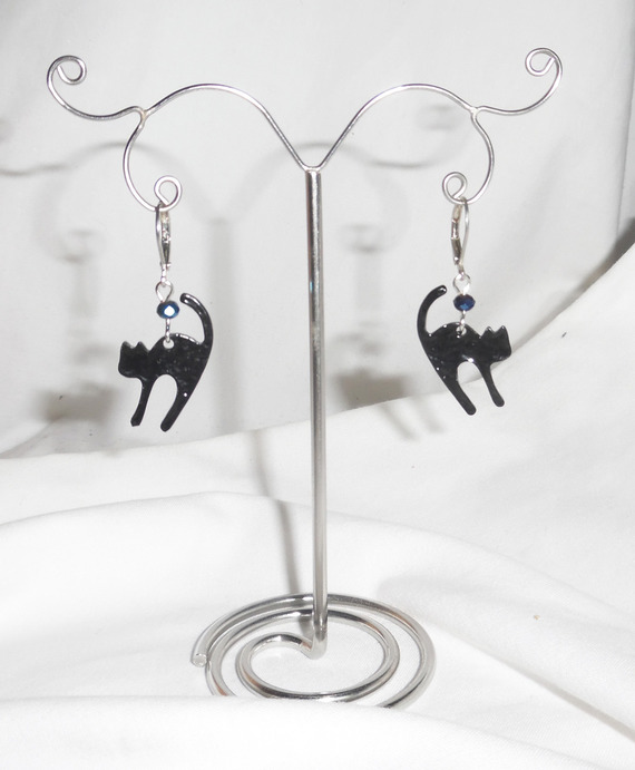 Boucles d'oreilles motif chat en métal noir  avec perle en cristal bleu