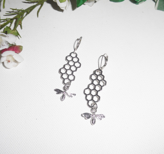 Boucles d'oreilles motif nid d'abeille avec petite abeille en argent