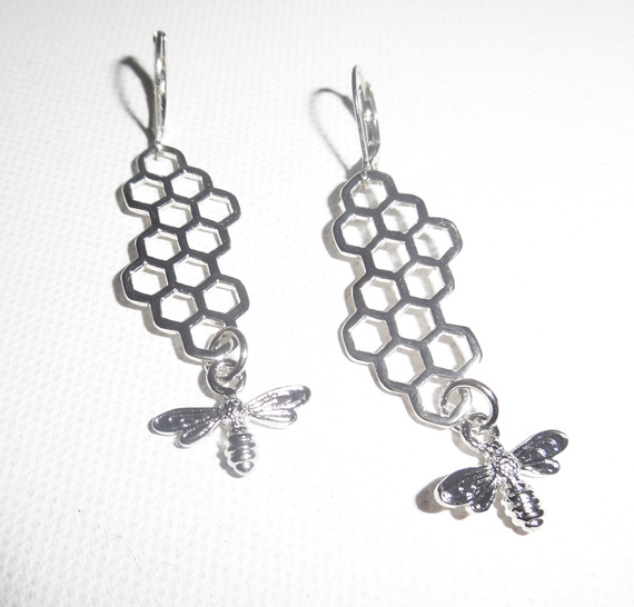 Boucles d'oreilles motif nid d'abeille avec petite abeille en argent