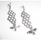 Boucles d'oreilles motif nid d'abeille avec petite abeille en argent