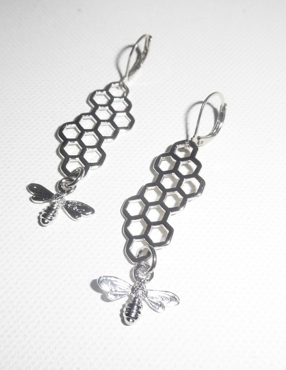 Boucles d'oreilles motif nid d'abeille avec petite abeille en argent