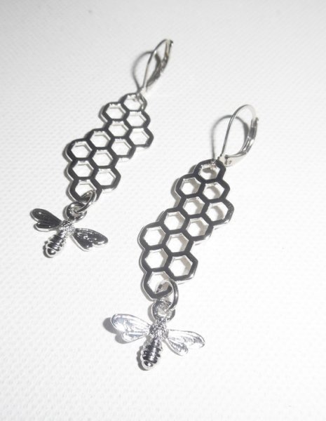Boucles d'oreilles motif nid d'abeille avec petite abeille en argent