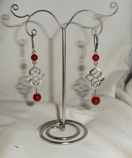 Boucles d'oreilles motif noeud celtique avec pierres de cornaline orange sur dormeuses argent