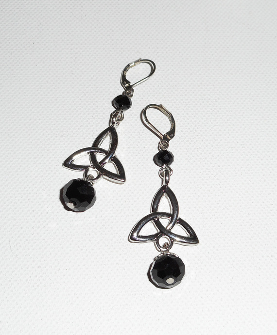 Boucles d'oreilles motif triangle celtique avec perles en cristal de bohème noir sur dormeuses argent