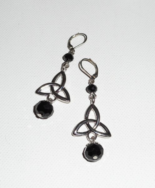 Boucles d'oreilles motif triangle celtique avec perles en cristal de bohème noir sur dormeuses argent
