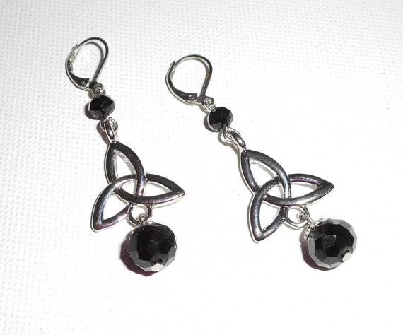 Boucles d'oreilles motif triangle celtique avec perles en cristal de bohème noir sur dormeuses argent