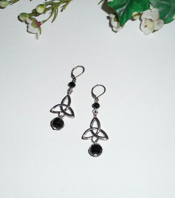 Boucles d'oreilles motif triangle celtique avec perles en cristal de bohème noir sur dormeuses argent