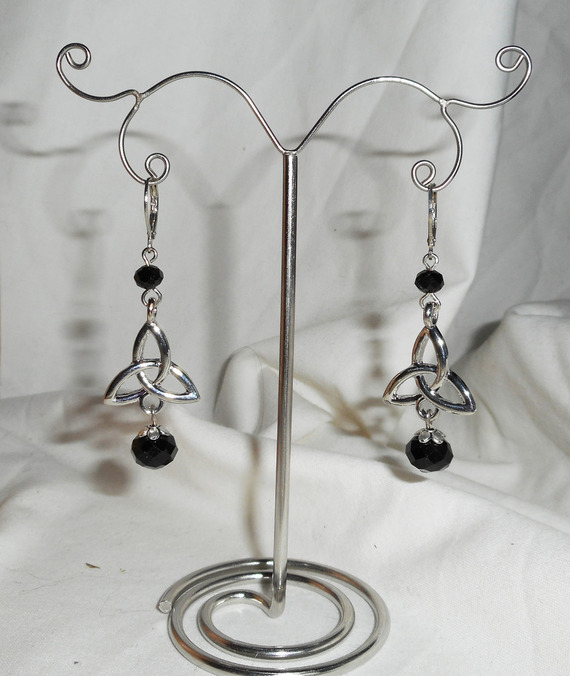 Boucles d'oreilles motif triangle celtique avec perles en cristal de bohème noir sur dormeuses argent
