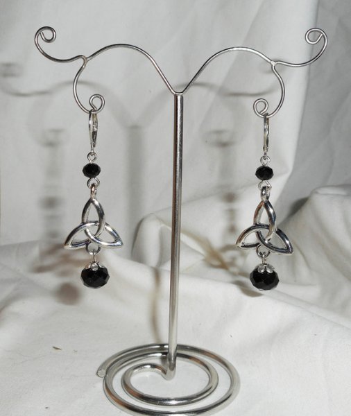 Boucles d'oreilles motif triangle celtique avec perles en cristal de bohème noir sur dormeuses argent