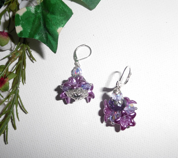 Boucles d'oreilles originales fleurettesviolettes avec perles en cristal