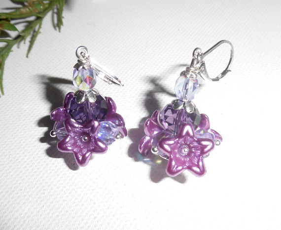 Boucles d'oreilles originales fleurettesviolettes avec perles en cristal