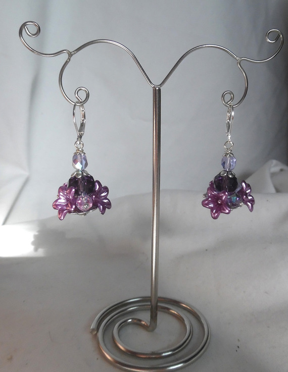 Boucles d'oreilles originales fleurettesviolettes avec perles en cristal