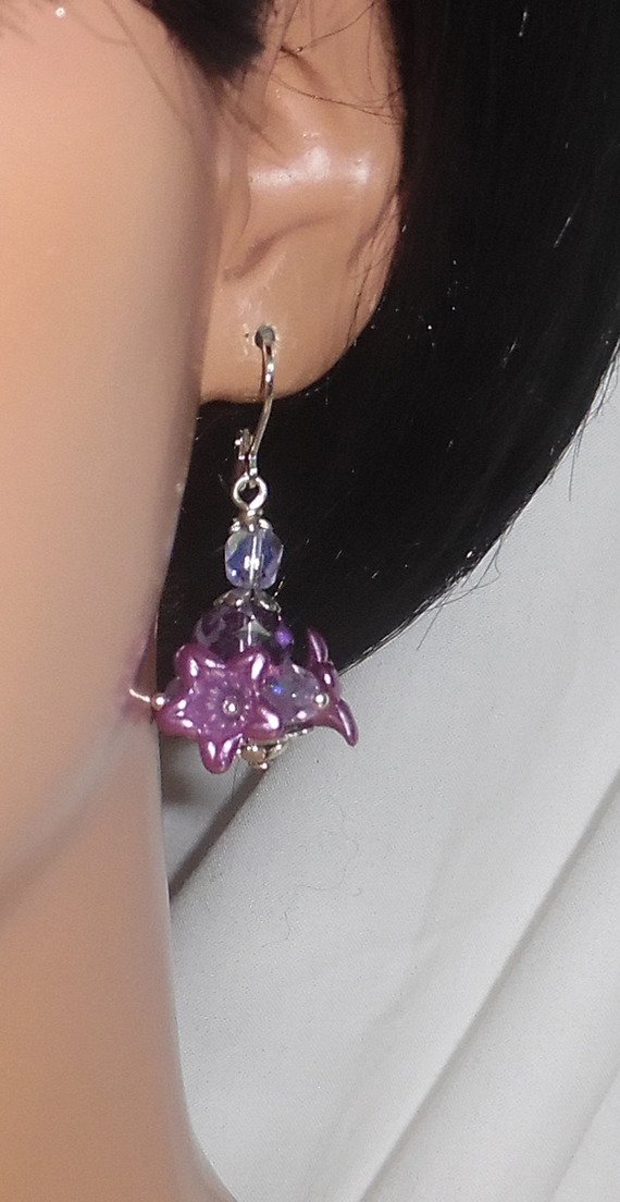 Boucles d'oreilles originales fleurettesviolettes avec perles en cristal