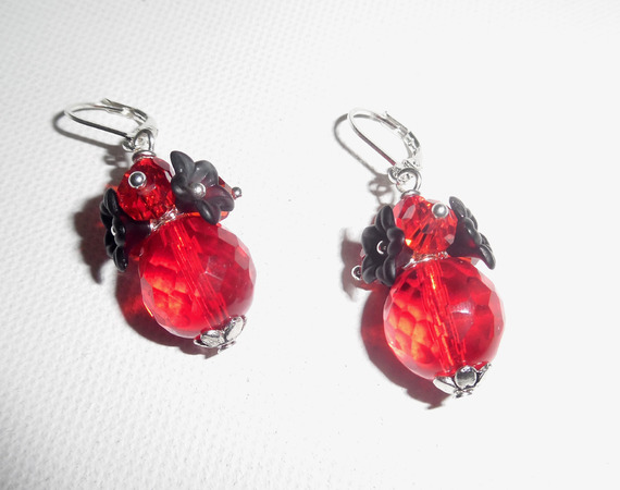 Boucles d'oreilles originales fleurettes noires avec perles en cristal rouge