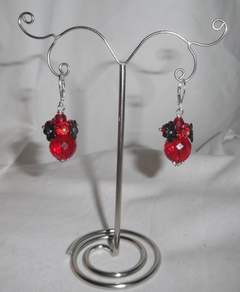 Boucles d'oreilles originales fleurettes noires avec perles en cristal rouge