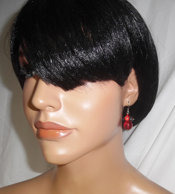 Boucles d'oreilles originales fleurettes noires avec perles en cristal rouge