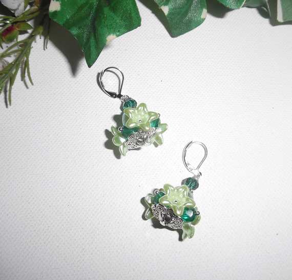 Boucles d'oreilles originales fleurettes anis avec perles en cristal vert