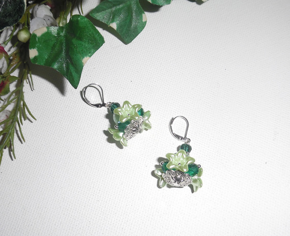 Boucles d'oreilles originales fleurettes anis avec perles en cristal vert