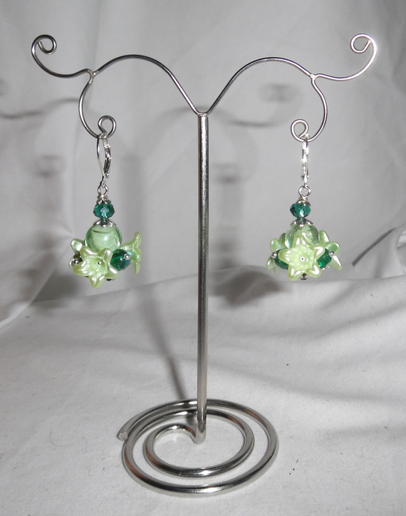 Boucles d'oreilles originales fleurettes anis avec perles en cristal vert