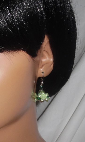 Boucles d'oreilles originales fleurettes anis avec perles en cristal vert