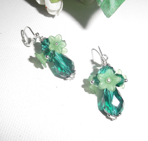 Boucles d'oreilles originales fleurettes avec perles en cristal vert