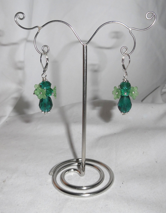 Boucles d'oreilles originales fleurettes avec perles en cristal vert