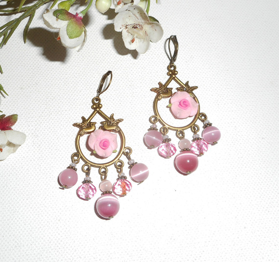 Boucles d'oreilles pendantes avec oiseaux et roses sur dormeuses bronze