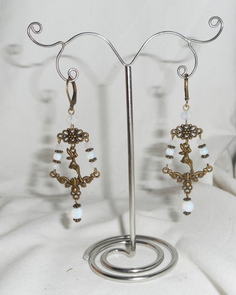 Boucles d'oreilles pampilles avec fée et cristal blanc sur dormeuses bronze