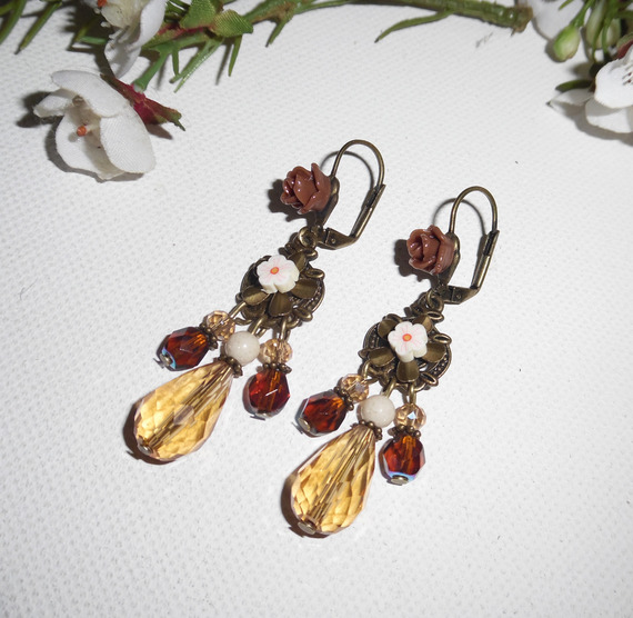 Boucles d'oreilles pampilles fleurs avec perles et pierres en cristal marron écru