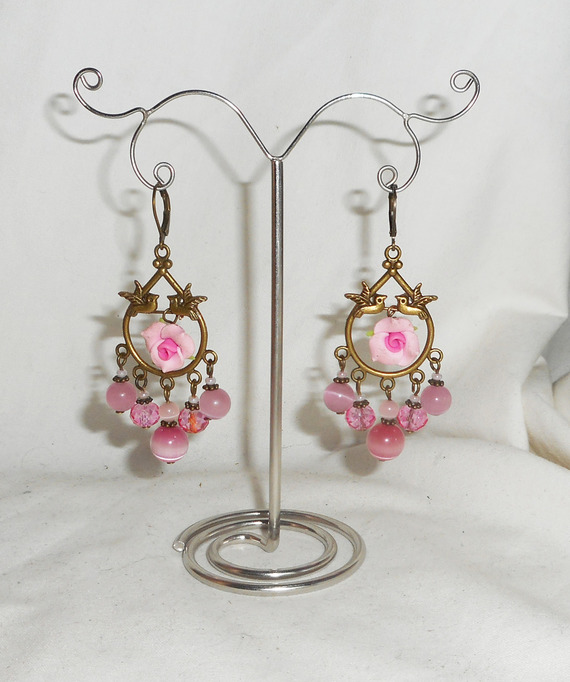 Boucles d'oreilles pendantes avec oiseaux et roses sur dormeuses bronze