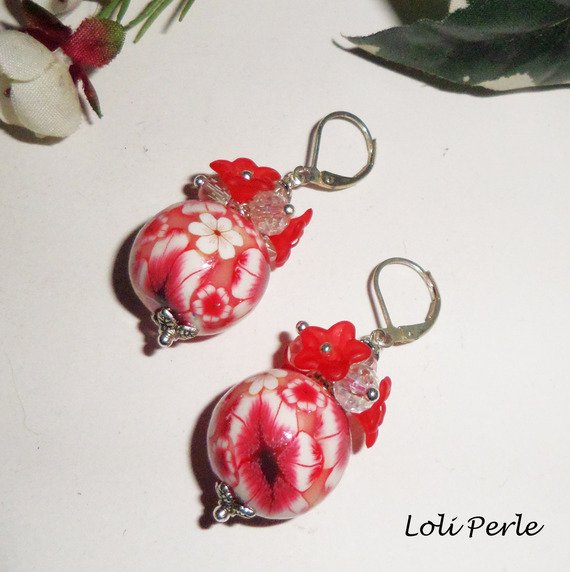 Boucles d'oreilles perles fleuries rouge avec perles en cristal