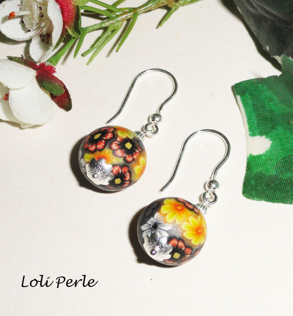 Boucles d'oreilles perle d'argile fleurie gris/jaune en argent 925